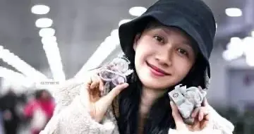 倪虹洁真是中年女人的穿搭标杆！羊羔毛大衣+牛仔裤，时髦又减龄