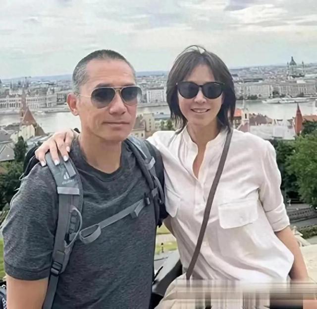 刘嘉玲和老公出国度假，梁朝伟头发白了一半，背影干瘦两条腿超细