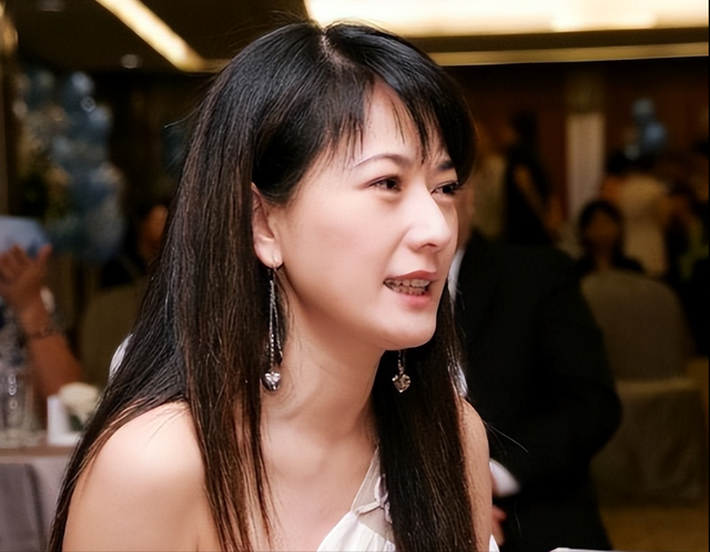 放弃金城武，割舍10亿分手费也要和富豪老公离婚，这个女人不简单