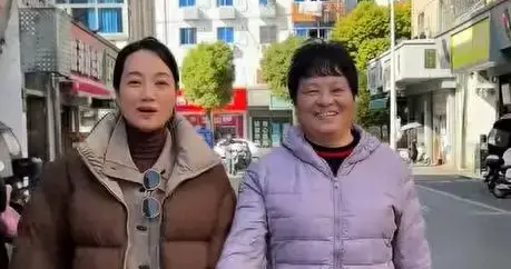 演员朱丹带女儿回娘家看望母亲 继父住2层民房 更多细节曝光