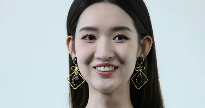 王玉雯吊带裙写真