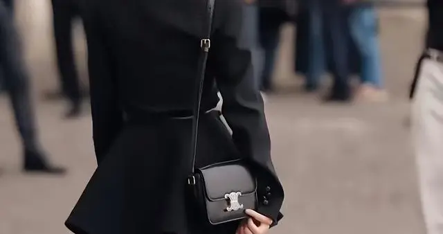 完全遮不住！吉娜身穿超短裙引来无数镜头，略显尴尬！