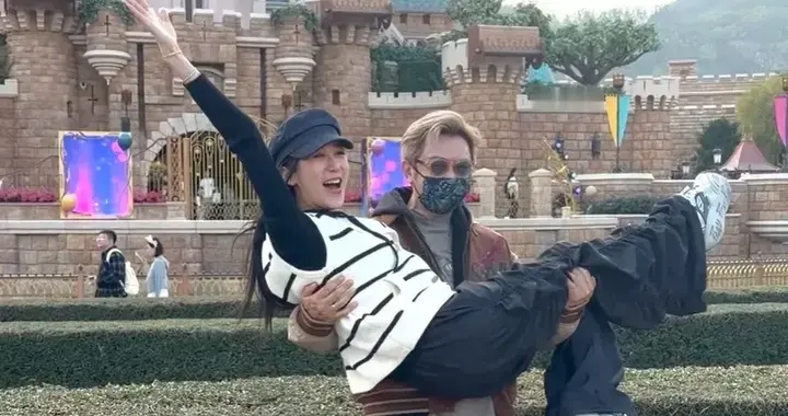 陈浩民和林峯夫妻现身迪士尼，张馨月穿着宽松，被猜测怀了二胎