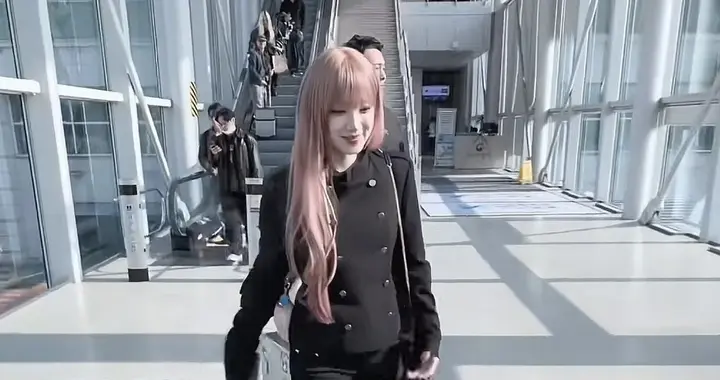 宋雨琦机场粉色长发，黑色短款外套配短裤