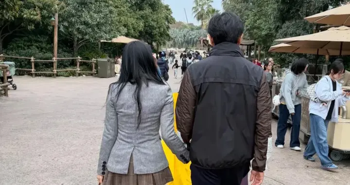 58岁伊能静和老公秦昊带女儿到上海迪士尼乐园玩，看起来好矮