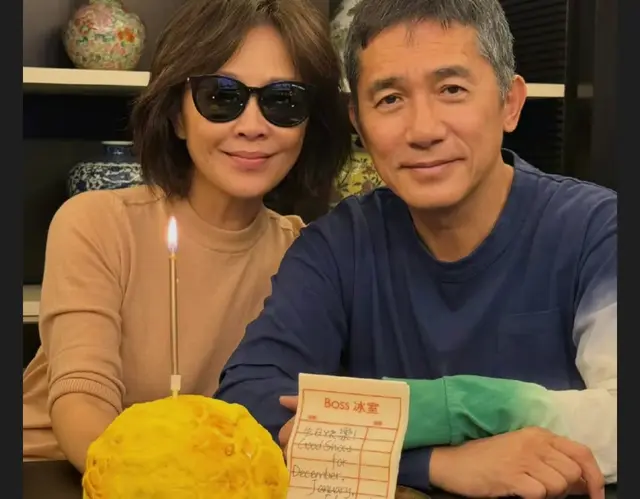 刘嘉玲晒59岁庆生照，生日蛋糕被吐槽，梁朝伟合照好正经白发抢镜