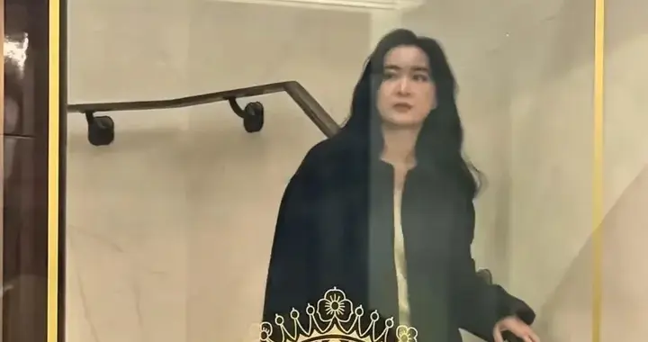 贾玲已经完全是另外一个人了，不再肥胖搞笑，而是高冷时尚!