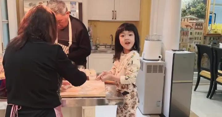 贾晓晨幸福晒照，大女儿帮带狗小女儿给包饺子，孩子大了开始享福