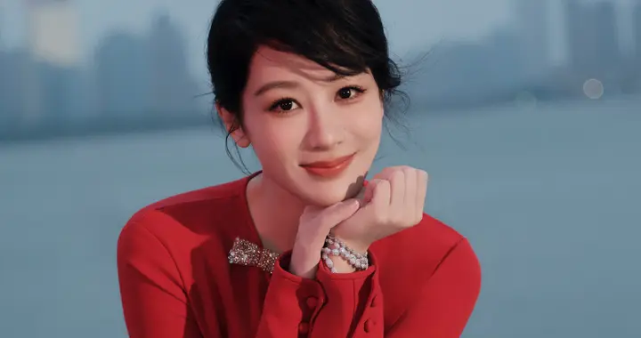 《杨紫红裙登场，瞬间点燃时尚火焰》