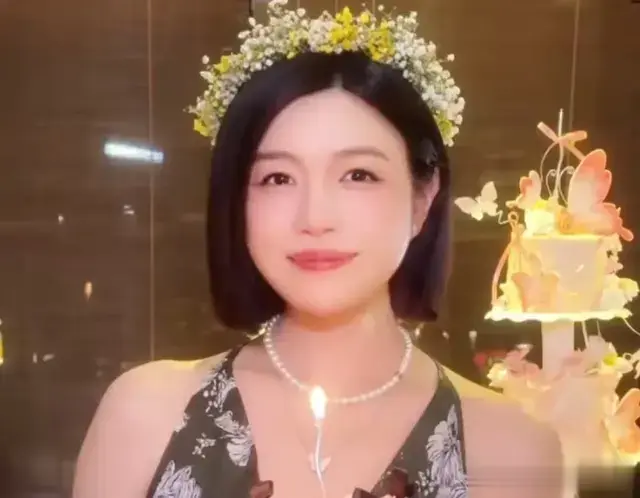 42岁陈妍希穿大露背裙和儿子手牵手庆生，戴花环笑容甜美宛若少女