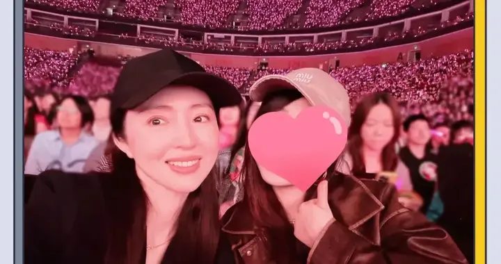 董璇张维伊现身大张伟演唱会，董璇拿手机拍视频，张维伊满眼爱意