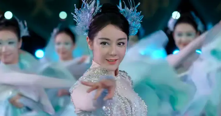 春晚名场面！王一博获好评，易烊千玺垫肩抢镜，热巴让人认不出