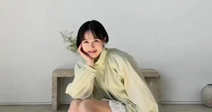 孙艺珍短发好漂亮！穿浅绿夹克+白色短裙，嫩回18岁少女！