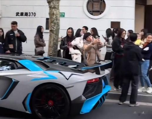 上海人和韩国人杠上了，沪爷早起开豪车遛弯，沪姐精心打扮去走秀
