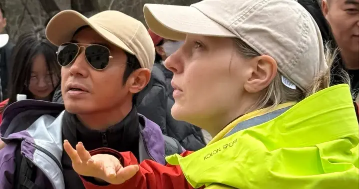 撒贝宁一家大同旅游！老婆戴素圈婚戒抢镜，龙凤胎肤白个高不随爸