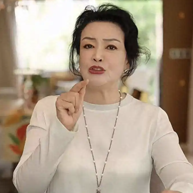 张兰晒小玥儿正脸，隔空点名S妈报警，网友建议“老死不相往来”