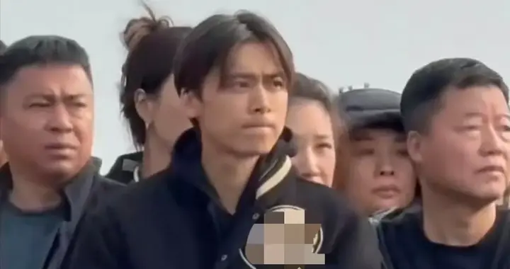 38岁李易峰在大孤山上香祈福，他的穿衣打扮低调，状态看起来不错