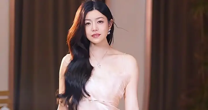 42岁陈妍希最新造型：微卷发+开叉裙，凸显大长腿，离婚后更美了