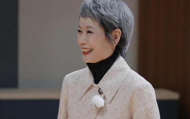 69岁赵雅芝相比60岁叶童，自然老去和医美老去的差距，不仅仅是脸