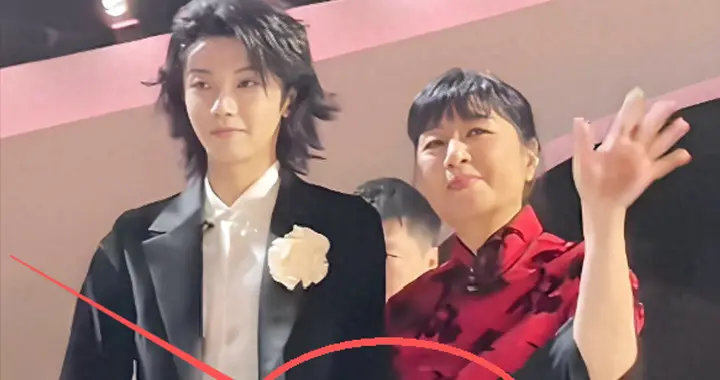 殷秀梅华晨宇牵手同框仅1天，恶心事发生，原来她和陈坤处境一样