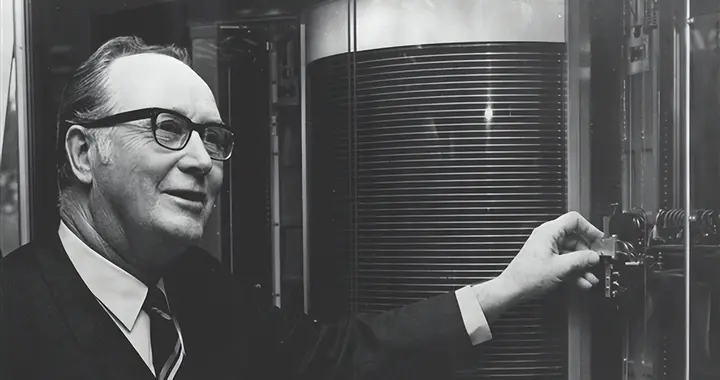 69年前 IBM发明第一块硬盘！容量只有3.75MB 但重达1吨