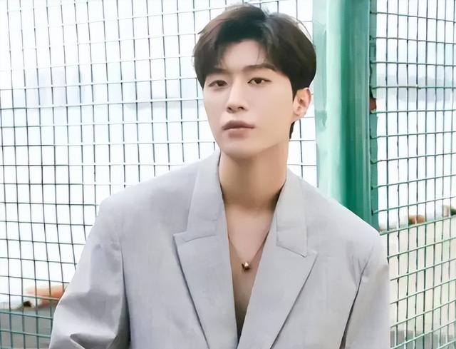 个个红得发紫，却拿不出一部像样的代表作，这8位明星羞不羞