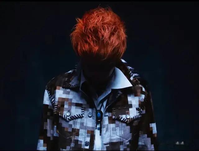 王楚钦首次以橘发造型曝光，杂志封面太帅气，有些像黑神话孙悟空