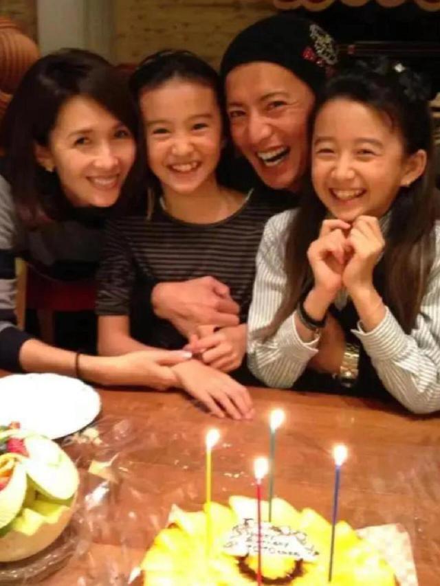 工藤静香木村拓哉结婚多年依旧恩爱！钱赚到手软，女儿个顶个的美