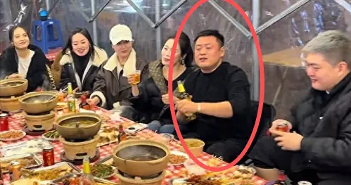 赵本山儿子带团队聚餐吃地摊，28岁染了一头白发，三个细节太圈粉