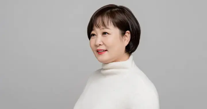 韩国女星60岁仍未婚，55岁才离开父母独居，相亲见面3次就被求婚