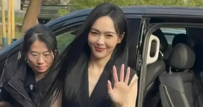 42岁唐嫣亮相米兰，黑长直发造型气质绝了，一出场就被狠狠惊艳到