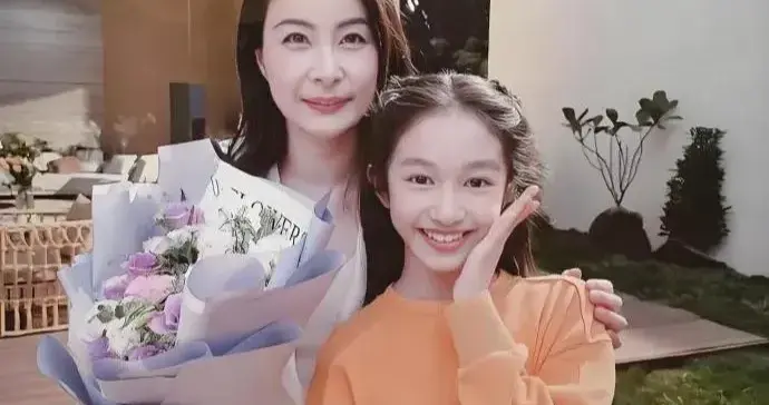郭晶晶12岁女儿霍中妍火出圈！正脸照太惊艳，小小年纪颜值拉满 ???