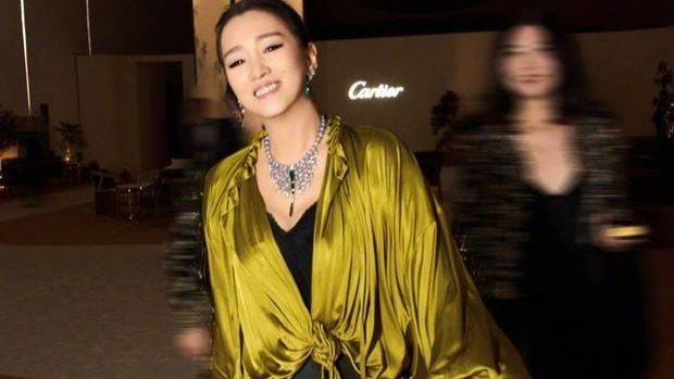 巩俐绿绸衬衫搭黑色鱼尾裙 举手投足尽显优雅高级