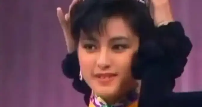 她嫁国外丈夫，生了3个孩子了，依旧可以穿年轻时的衣服