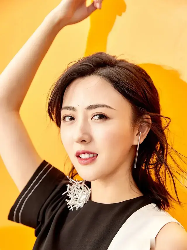 她本是杨幂的助理，却因颜值太高被导演相中，从此一飞冲天