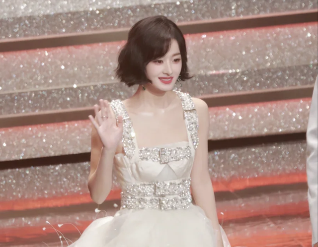 金鹰奖仙女裙扎堆，赵丽颖贵气刘涛大气！关晓彤穿对后美成千颂伊