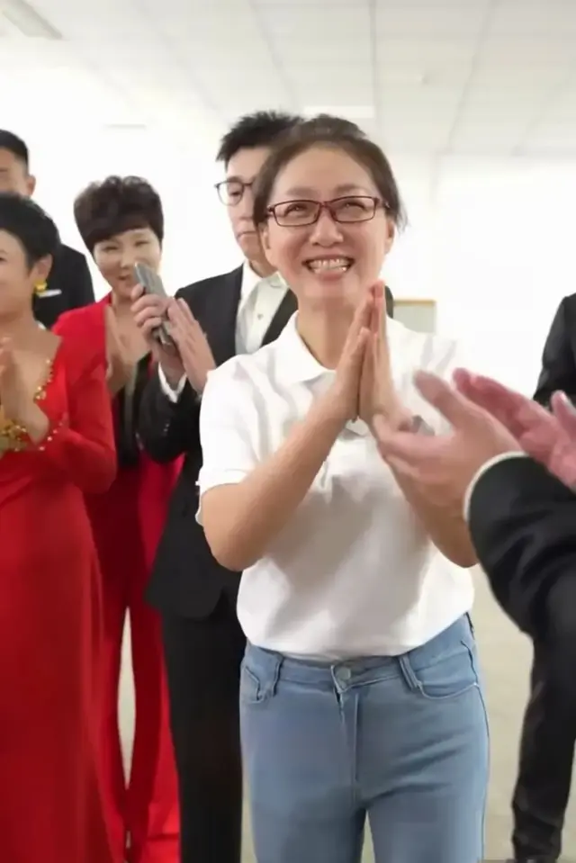 52岁海霞素颜完全不一样，肚腩凸起一股姨味，穿素衣差点没认出来