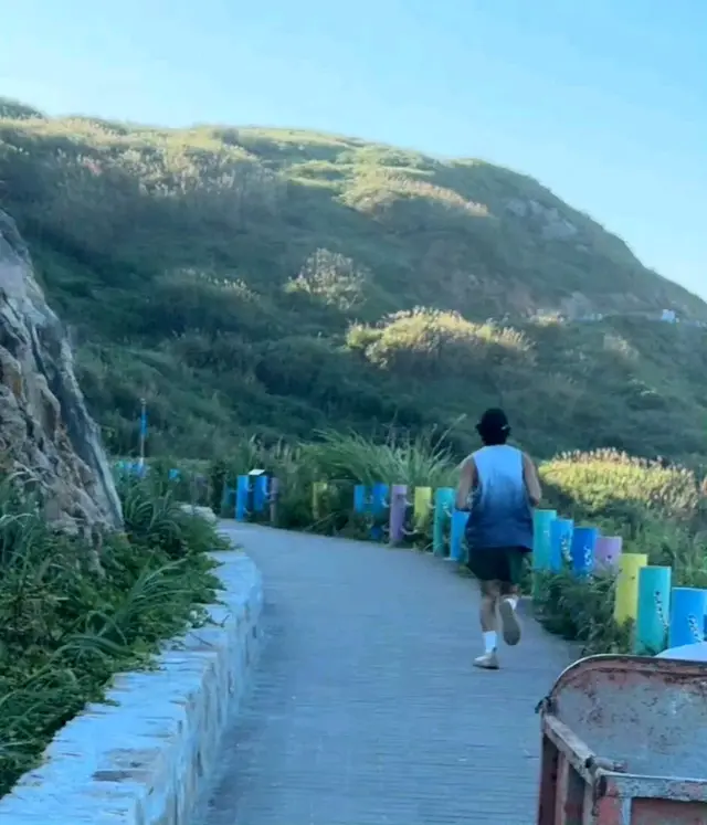 吴磊好自律，夏日炎炎依然坚持跑步健身，拍戏也不忘锻炼