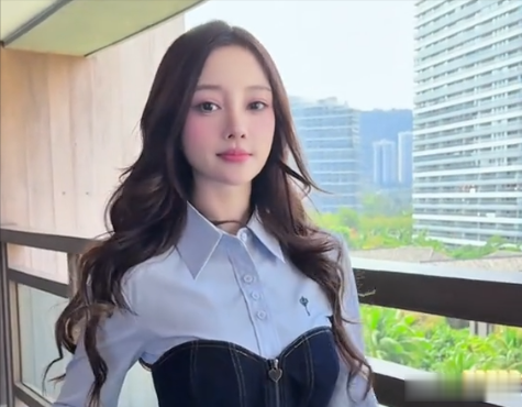 43岁李小璐最新状态曝光！身穿束腰长袖衬衫显身材，保养相当到位