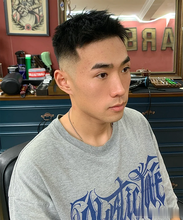 男生“两边铲光”发型真的很帅！今年就剪这3款，干净利落有气质