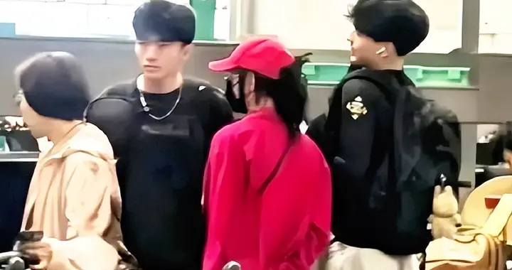 张柏芝携三子飞澳洲，谢振轩一脸严肃，颜值超高，小儿子罕见露面