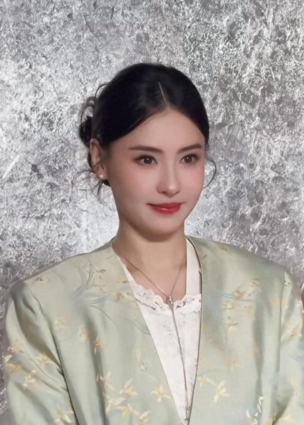 44岁张柏芝出席活动！穿新中式装扮美得像个娃娃，众人都抢着合影