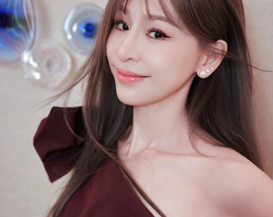 王心凌酒红短裙少女感十足