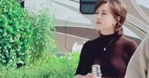 43岁孙俪街头生图曝光！手拿保温杯身材竟如少女，看呆了。