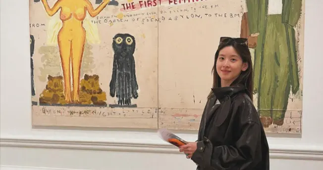 32岁章泽天晒画廊自拍！素颜对镜子哈哈大笑，生活中状态也很阳光