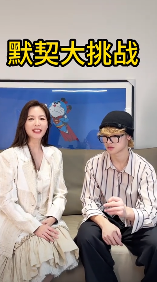 马景涛16岁儿子露面，一头黄发长得也白像漫画里走出来的，高又帅