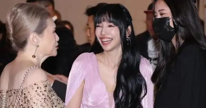 39岁李靓蕾现身邱泽许玮甯婚礼，穿粉裙化浓妆，满脸笑容嘴好大