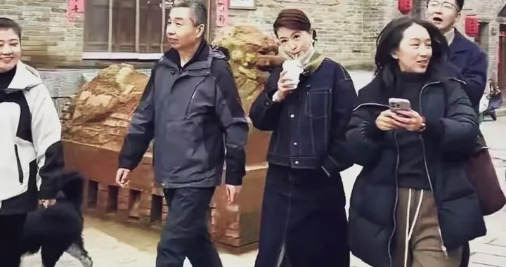 46岁张蕾素颜出街惊呆路人！富豪老公贴身护航，这状态说26我都信