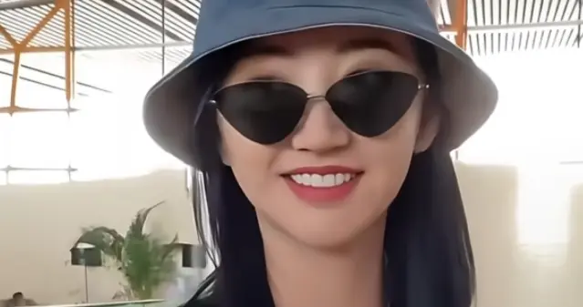 景甜现身机场，黑T配短裤长发披肩，温柔又漂亮