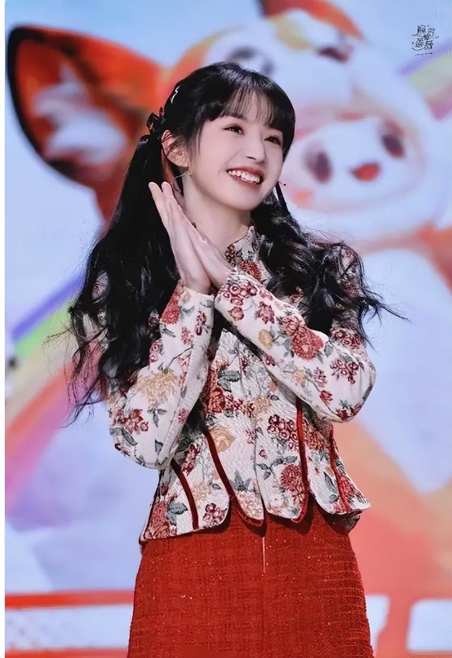 田曦薇 田曦薇年画娃娃般的双马尾卷发，点燃冬日热情